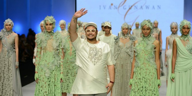 Keindahan gaun 'daun' kreasi Ivan Gunawan di Indonesia Fashion Week