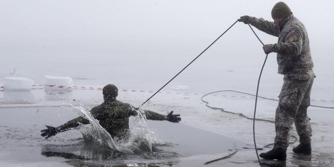 Aksi latihan terjun es ala militer AS ini bikin merinding