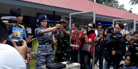 Dewi Persik di Mabes TNI AL: Biasa ditembak, sekarang nembak