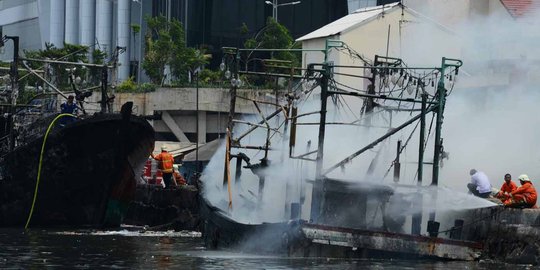 Gara-gara korsleting listrik, dua kapal nelayan di Angke terbakar