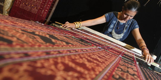 Banyak diburu orang bisnis kain tenun Indonesia Timur 