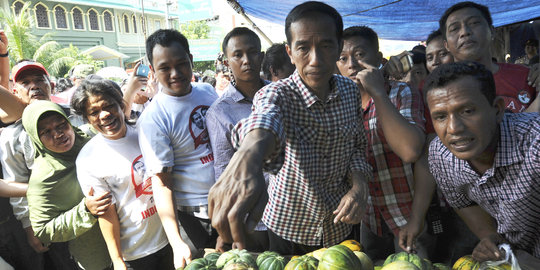 Blusukan ke Pasar Pramuka, Jokowi borong 100 ekor burung jalak