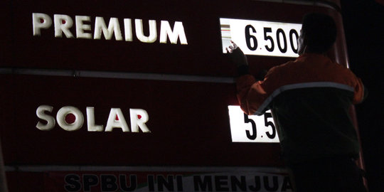 Per 1 Maret 2015, harga Premium naik Rp 200 jadi Rp 6.800 per liter