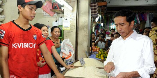 Gaya Jokowi sidak keliling Pasar Rawamangun dan Pramuka