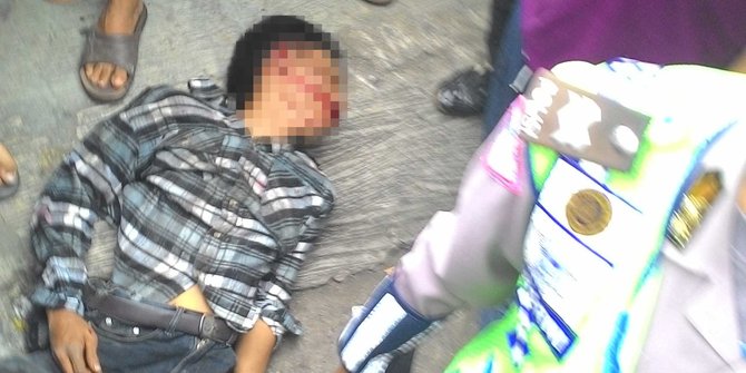 Todong ibu-ibu dengan golok, begal dihajar massa di Pasar 
