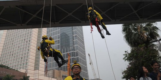 Atraksi pekerja ramaikan sosialisasi K3 di Bundaran HI