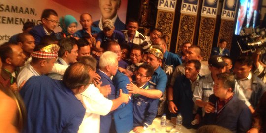 Terpilih jadi ketua umum PAN, Zulkifli peluk Hatta sambil menangis