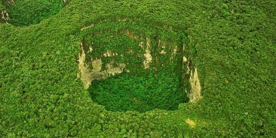 Panorama gunung hijau berlapis yang dihuni roh jahat