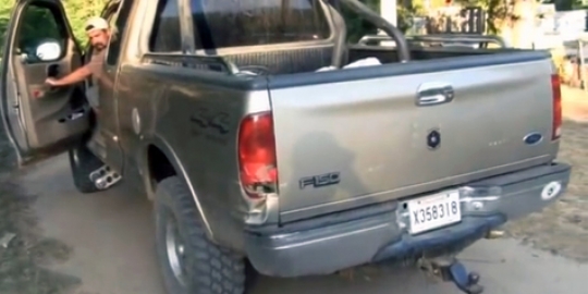 Sangar! bocah ini berani cabut gigi dengan Redneck Truck!