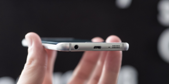 Terlalu banyak buang fitur top, Galaxy S6 disindir mirip iPhone 6