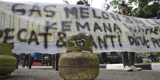 Gas 3 kg langka, aktivis tuntut Wapres JK pecat Dirut Pertamina