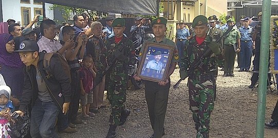 Sniper Tatang Koswara dimakamkan secara militer di TPU Sayuran