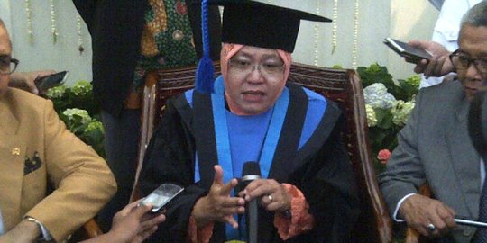 Gelar honoris causa diberikan untuk pencitraan Risma jelang Pilwali?