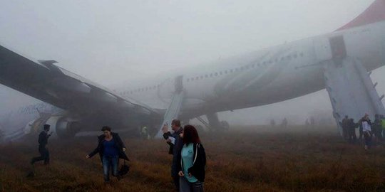 Momen evakuasi penumpang Turkish Airlines di tengah kabut tebal