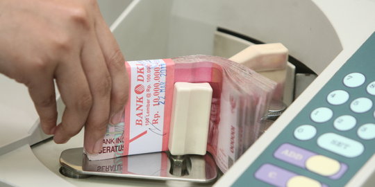 Rupiah dekati Rp 13.000 per USD, mereka justru meraup untung