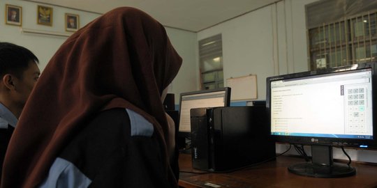 Siswa SMKN 1 Jakarta uji coba kerjakan soal UN online