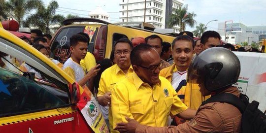 hakim mahkamah partai menangkan agung laksono tak sah rev1