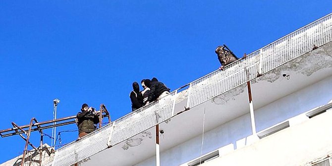Aksi sadis ISIS lempar gay dari atas gedung jadi tontonan warga