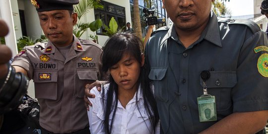 Saat jalani sidang, Mary Jane dapat titipan bungkusan misterius