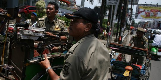 Nasib tukang becak di Bekasi, selalu dirazia & kini jadi nganggur