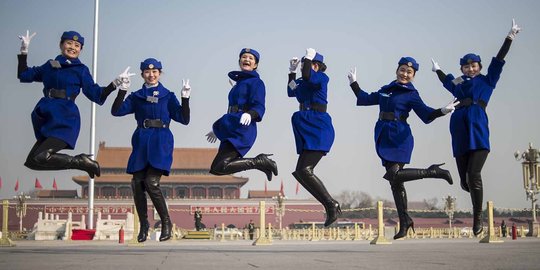 Aksi centil wanita penyambut tamu Kongres Rakyat Nasional China