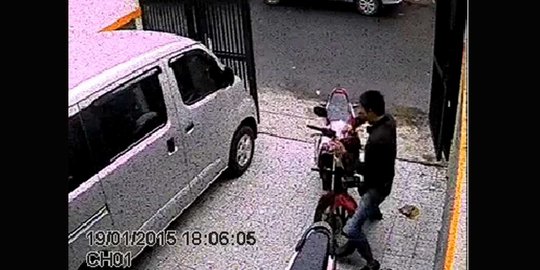Kurang dari 2 menit, pencuri gasak motor di parkiran saat ramai