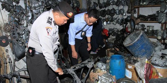 Pasar onderdil bekas di Malang dirazia, puluhan mesin motor disita