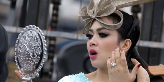 Usai diperiksa polisi, Syahrini pilih selfie manja