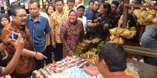 Temani Pakde Karwo, Risma sidak operasi pasar di Surabaya