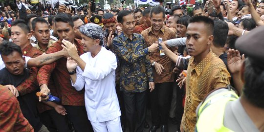 Rayakan Cap Go Meh, Jokowi bagi-bagi angpao, Paspampres kalang kabut