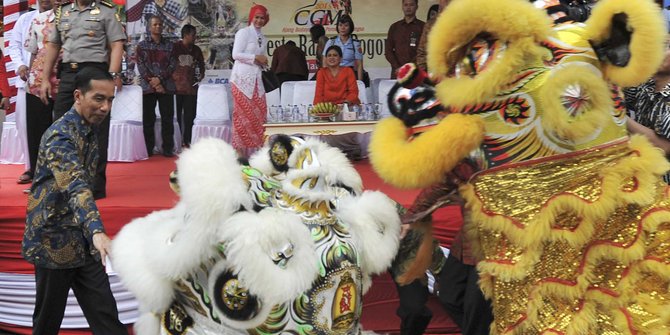 Rayakan Cap Go Meh di Bogor, Jokowi bagi-bagi angpao ke barongsai