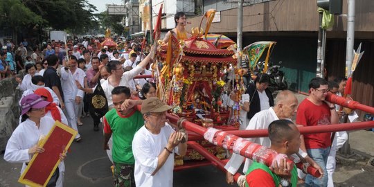 Arak-arakan Tatung dan Toapekong meriahkan Cap Go Meh di Cideng