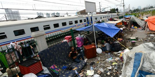 Imbas kebakaran, ribuan warga Kebon Melati mengungsi di pinggir rel