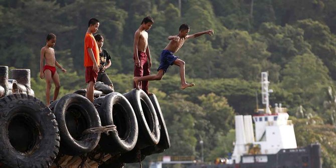 Potret keceriaan penduduk pesisir di balik angkernya Nusakambangan