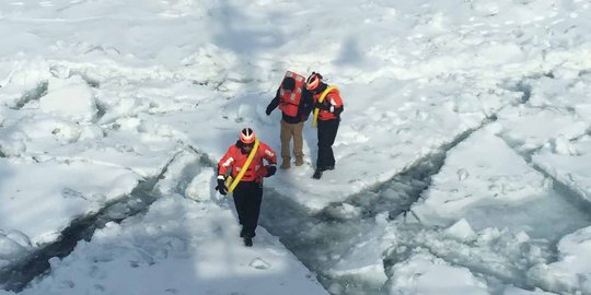 Konyol, pria ini nekat seberangi sungai es dari Detroit ke Kanada