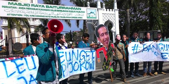 Demo mahasiswa di Aceh pakai topeng Jokowi dikawal ketat polisi