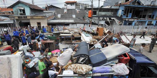 Petugas PT KAI bongkar 9 rumah warga di kawasan Stasiun Kemayoran