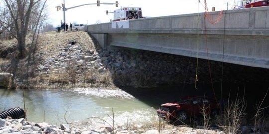 Bayi 18 bulan ini terjebak 14 jam dalam mobil kecelakaan di sungai