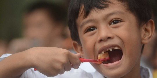 Lucunya murid-murid SD belajar menyikat gigi bersama Formula