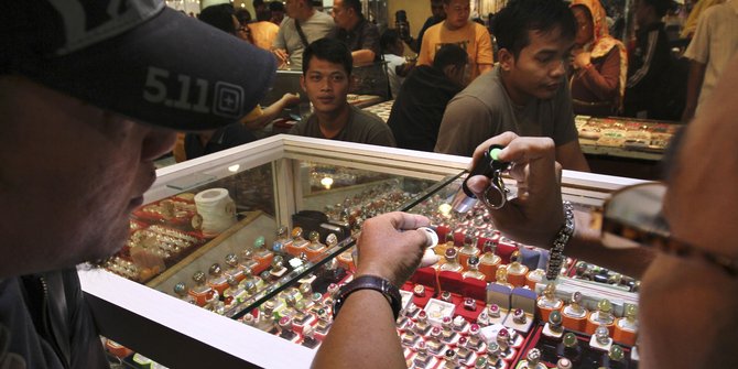 Pura-pura pilih akik di Plaza Medan Fair, A Kiong curi 3 batu bacan