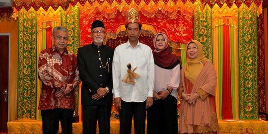 Jokowi bersama Ibu Negara blusukan ke tugu nol kilometer Sabah