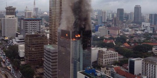 Bronto skylift sudah dikerahkan, api di Wisma Kosgoro masih berkobar