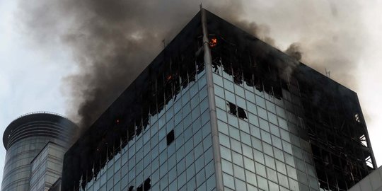 16 Jam berlalu, api di Wisma Kosgoro masih berkobar
