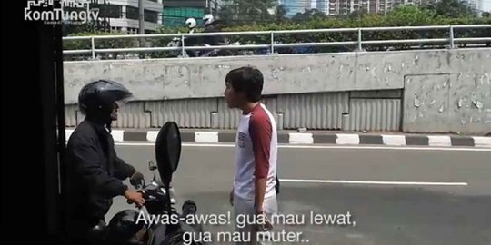 Netizen nekat bikin video candid hadang pemotor lawan arah