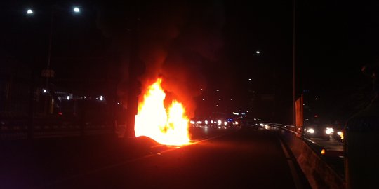 Luxio terbakar di pintu keluar Tol Cawang