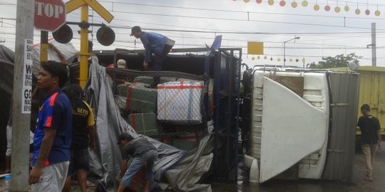 Penjaga palang pintu KA lalai, truk barang diseruduk 