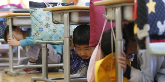 Kepanikan murid SD di Jepang latihan simulasi gempa
