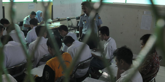 Tak punya seragam, puluhan siswa SMP & SMA di Aceh terancam tak UN