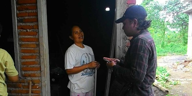 Tangis keluarga sambut pindahan Endang dari poskamling ke kontrakan