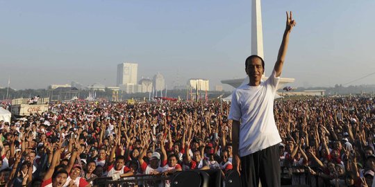 Foto Jokowi di tengah jutaan pendukung tanpa parpol tinggal kenangan